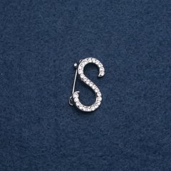 Брошь инициал буква "S" 28х17мм цвет металла "серебро" купить оптом дешево в интернет