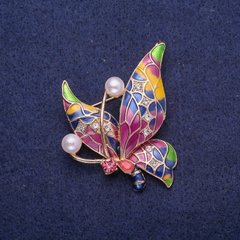 Брошка Метелик емаль з намистинами, золотистий метал 44х44мм купити біжутерію дешево в інтернеті