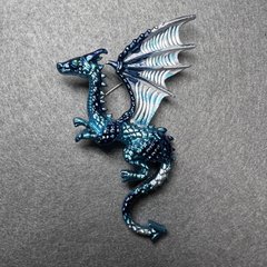 Брошка Дракон синя та блакитна емаль сріблястий метал 42х66мм купити біжутерію дешево в інтернеті