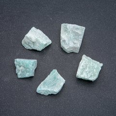 Натуральний необроблений сувенірний камінь галтівка Амазоніт (за 100г+-) купити біжутерію дешево в інтернеті