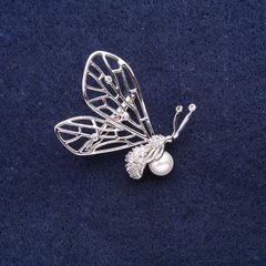 Брошка Метелик з білими кристалами в стилі "сваровськи" 30х28мм білий метал купити біжутерію дешево в