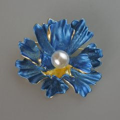 Брошка кулон Квітка синя матова емаль та біла намистина, золотистий метал 46х43мм купити біжутерію дешево в