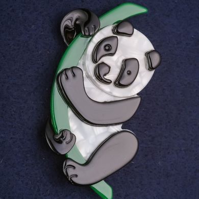 Брошка Панда пластик колір білий чорний зелений 74х40мм купити біжутерію дешево в інтернеті
