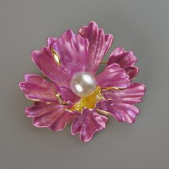 Брошка кулон Квітка рожева матова емаль та біла намистина, золотистий метал 46х43мм купити біжутерію дешево в