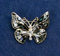 Брошка "Метелик" з білими стразами, темно-сіра емаль з халіотісом, золотий колір металу 37х32мм купити