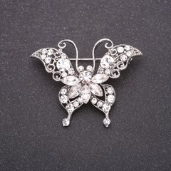 Брошка Метелик з білими стразами 40х50мм білий метал купити біжутерію дешево в інтернеті