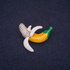 Брошка фрукт Банан 28х25мм стрази емаль колір білий жовтий зелений метал сріблястий купити біжутерію дешево в
