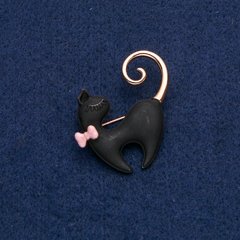Брошка Кішка з рожевим бантиком, чорна матова емаль, золотистий метал 39х37мм + - купити біжутерію дешево в