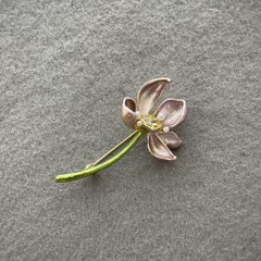 Брошка Квітка рожева емаль золотистий метал зі стразами та намистинами 53х30мм+- купити біжутерію дешево в