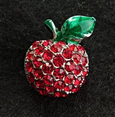 Брошка Яблуко червоні стрази, зелена емаль, сріблястий метал 19х16мм купити біжутерію дешево в інтернеті