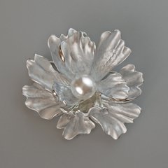 Брошка кулон Квітка сіра матова емаль та біла намистина, сріблястий метал 46х43мм купити біжутерію дешево в