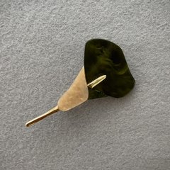 Брошка Квітка Кали зелений та білий перламутр золотистий метал 76х44 мм+- купити біжутерію дешево в інтернеті