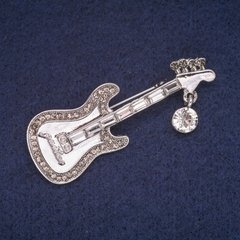 Брошь Гитара с белыми и серыми стразами, серебристый металл 22х57мм купить оптом дешево в интернет