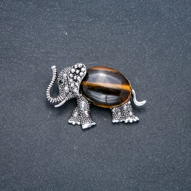 Брошь-кулон Слон із натуральним каменем Тигрове око, сріблястий метал 45х30мм+- купити біжутерію дешево в