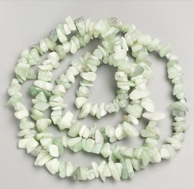 Намистини на волосіні натуральний камінь Зелений Ангеліт крихта d 14х6-6х3мм(+-) L-80см+- купити біжутерію